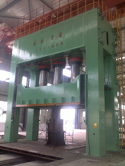 河南神州(zhōu)重型封頭3200T球罐(guan)片液壓機